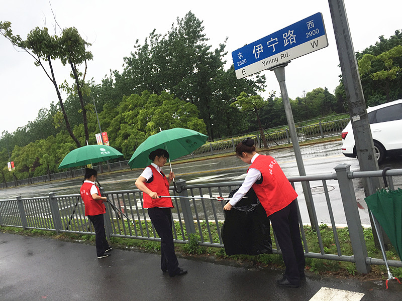 創(chuàng)城登高風(fēng)雨行 松鶴志愿者熱情高