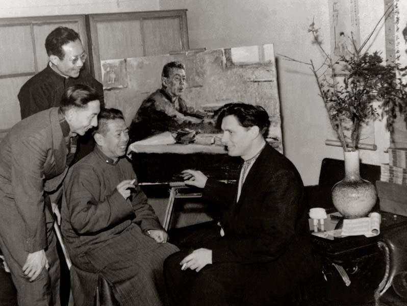 蘇聯(lián)畫家與上海中國(guó)畫院畫家孫祖勃(左一).jpg